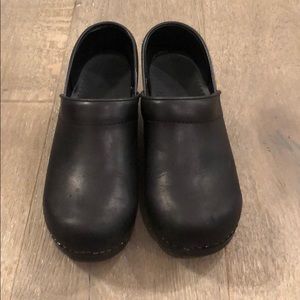 Sanita slip resistant clogs flat black size 38